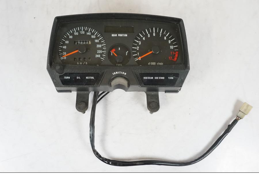 Framsidan på Instrumentpanel från en Suzuki GSX 550 EF -1985 motorcykel.