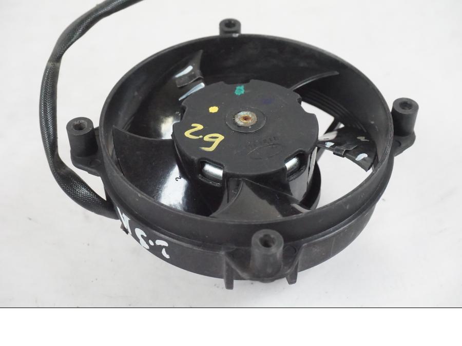 Snett uppifrån på Vattenkylfläkt från en KTM 390 Adventure -2021 motorcykel.