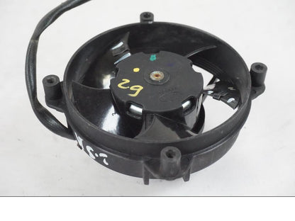 Snett uppifrån på Vattenkylfläkt från en KTM 390 Adventure -2021 motorcykel.