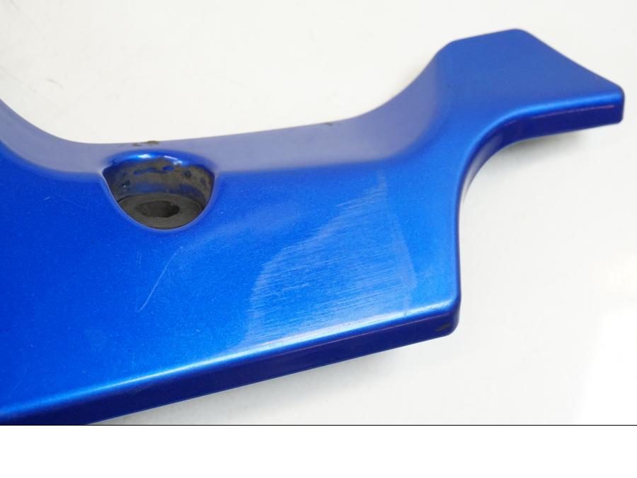 Snett nerifrån på Magkåpa från en Suzuki GSX-R 750 -2008 motorcykel.