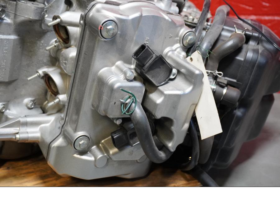 Snett nerifrån på Motor från en Honda VFR 800 -2008 motorcykel.