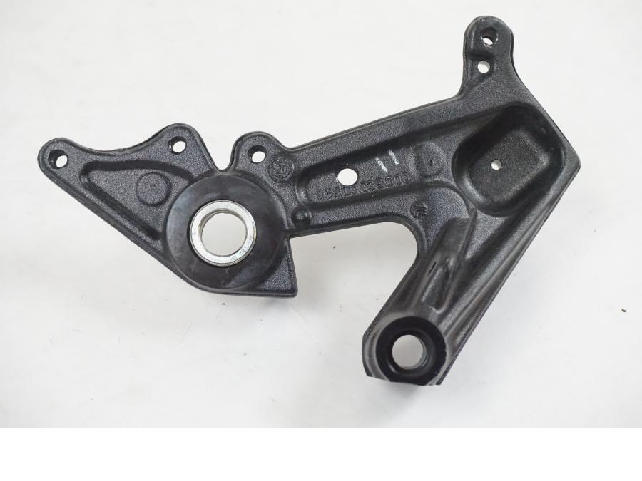 Snett nerifrån på Fotpinnefäste från en KTM 390 Adventure -2021 motorcykel.