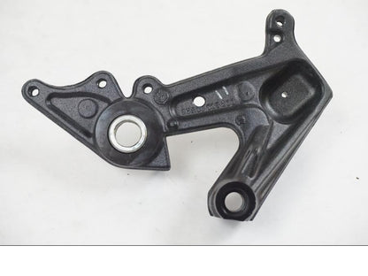 Snett nerifrån på Fotpinnefäste från en KTM 390 Adventure -2021 motorcykel.