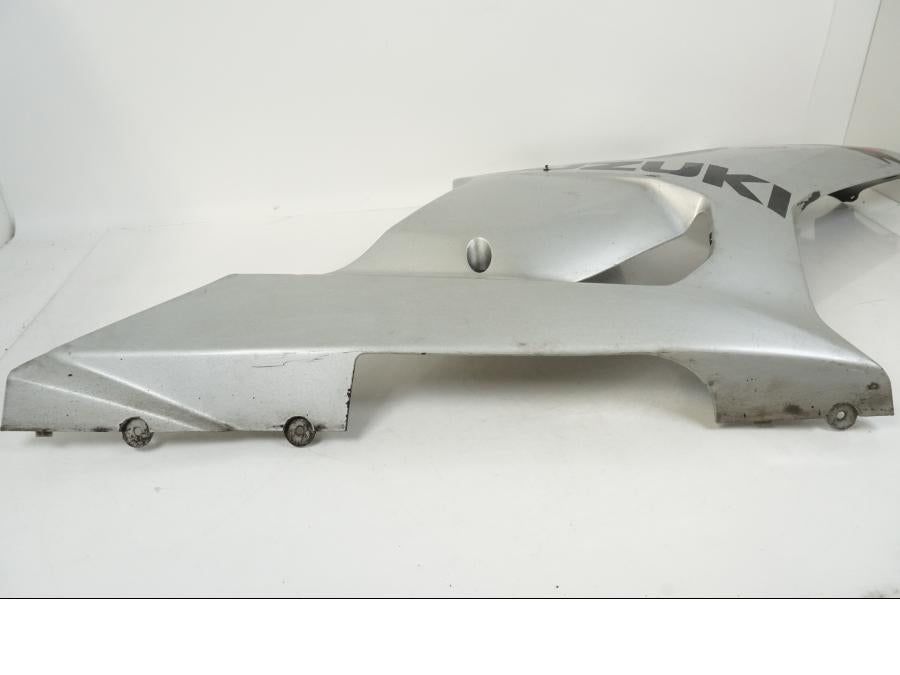 Snett nerifrån på Sidkåpa från en Suzuki GSX-R 1000 -2003 motorcykel.