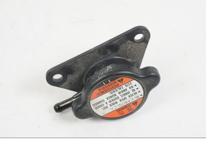 Baksidan på Vattenpåfyllning från en Suzuki VZR 1800 -2009 motorcykel.