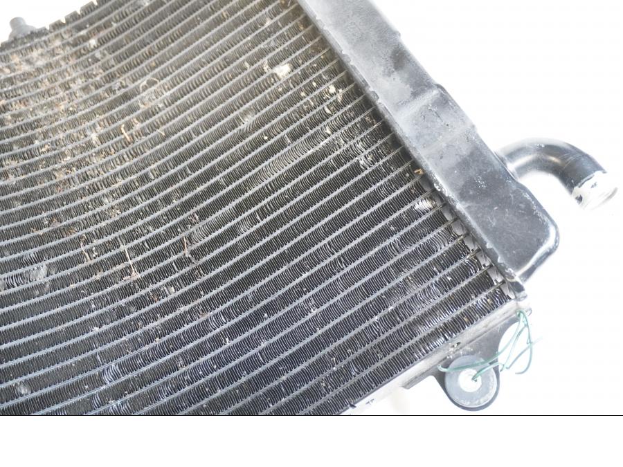 Höger sida på Vattenkyl från en Suzuki RF 600 R -1996 motorcykel.