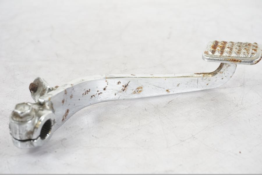 Vänster sida på Bromspedal från en Suzuki VL 800 -2002 motorcykel.