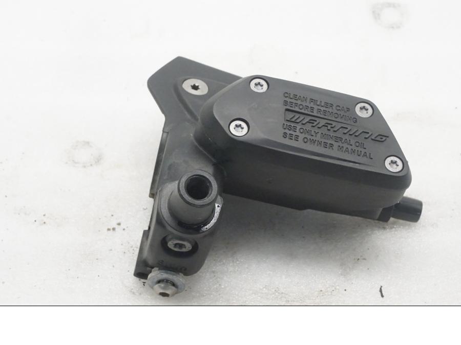 Baksidan på Kopplingshuvudcylinder från en BMW R 1200 GSA -2017 motorcykel.