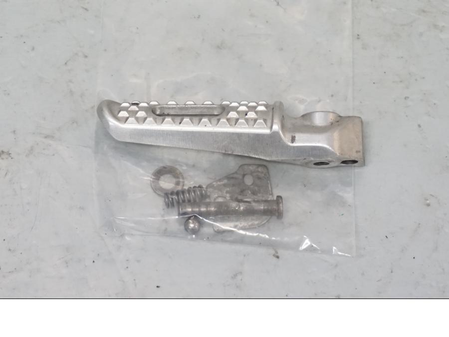 Framsidan på Fotpinne från en Honda CBR 1000 RR -2004 motorcykel.