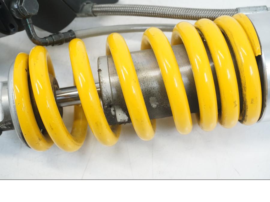 Vänster sida på Stötdämpare från en Ducati Hyperstrada -2013 motorcykel.