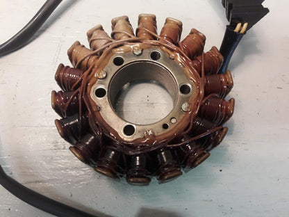 Framsidan på Generator från en Honda VFR 800 -2000 motorcykel.