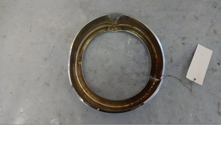 Baksidan på Strålkastarsarg från en H-D Touring Road King Custom FLHRSI -2004 motorcykel.