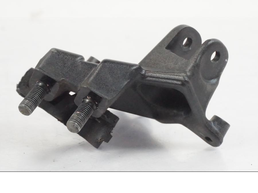 Snett nerifrån på Fotpinnefäste från en KTM 390 Adventure -2021 motorcykel.