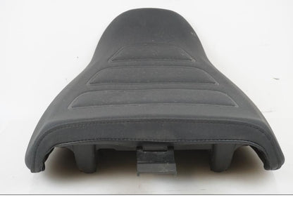 Vänster sida på Sadel från en H-D Adventure Pan America Special RA1250S -2021 motorcykel.