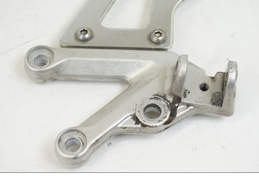 Höger sida på Fotpinnefäste från en Aprilia Tuono V4R -2011 motorcykel.