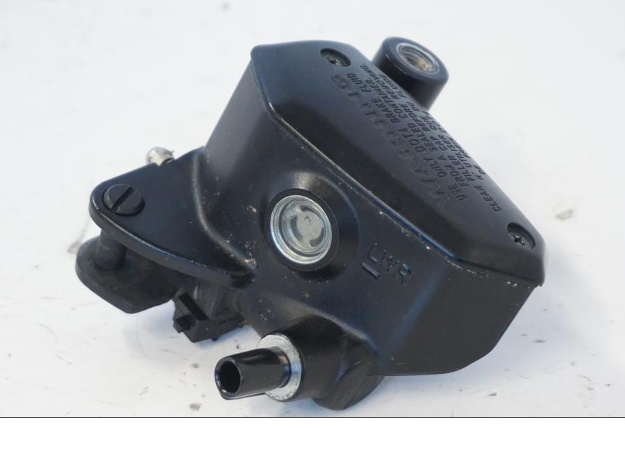 Baksidan på Bromshuvudcylinder från en Kawasaki ER-6N -2012 motorcykel.