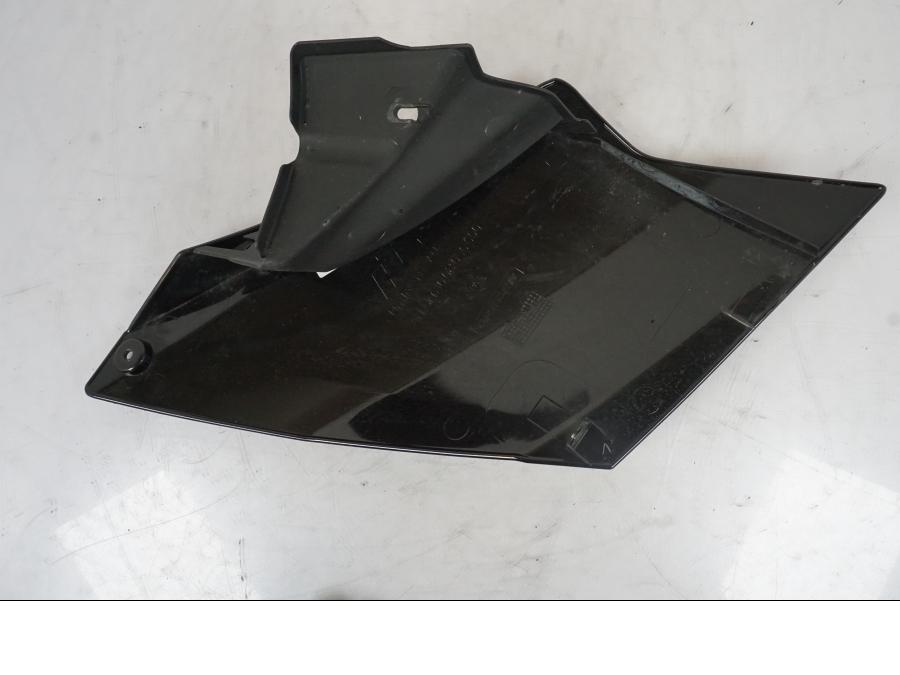 Snett uppifrån på Kylarvinge från en KTM 990 Super Duke -2006 motorcykel.