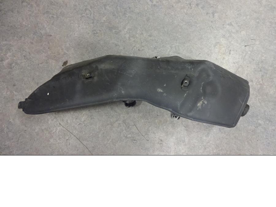 Framsidan på Ljuddämpare från en Honda CB 1000 R -2009 motorcykel.