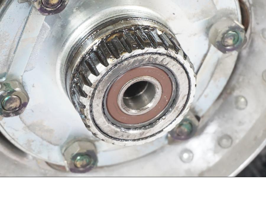 Höger sida på Fälg från en Yamaha XVS 1100 -2004 motorcykel.