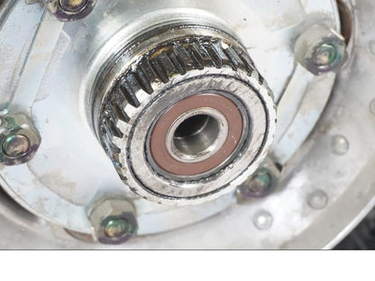 Höger sida på Fälg från en Yamaha XVS 1100 -2004 motorcykel.