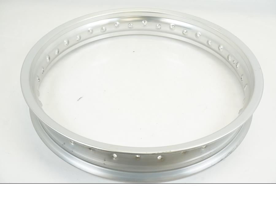 Baksidan på Fälg från en BMW F 650 -2001 motorcykel.