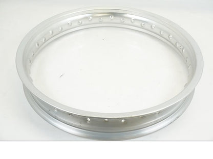 Baksidan på Fälg från en BMW F 650 -2001 motorcykel.