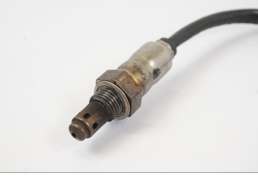 Vänster sida på Lambdasond från en Triumph Trident -2021 motorcykel.