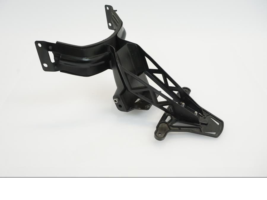 Snett nerifrån på Skylthållare från en Triumph Daytona 675 -2010 motorcykel.