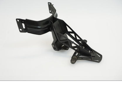 Snett nerifrån på Skylthållare från en Triumph Daytona 675 -2010 motorcykel.