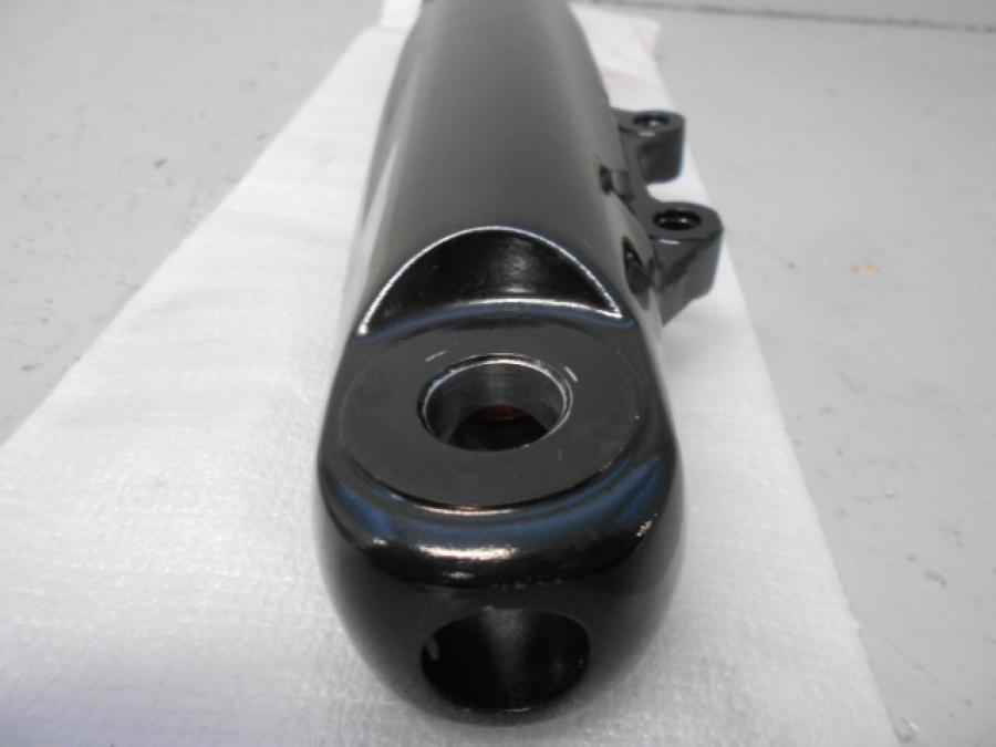 Höger sida på Gaffelben från en H-D Softail Breakout FXSB -2015 motorcykel.