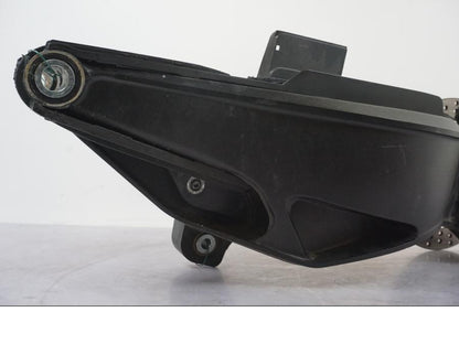 Baksidan på Svingpaket från en KTM 1290 Super Duke R -2022 motorcykel.