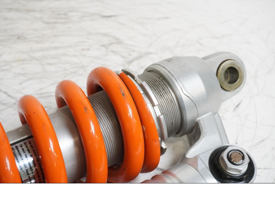 Höger sida på Stötdämpare från en KTM 990 Super Duke R -2010 motorcykel.