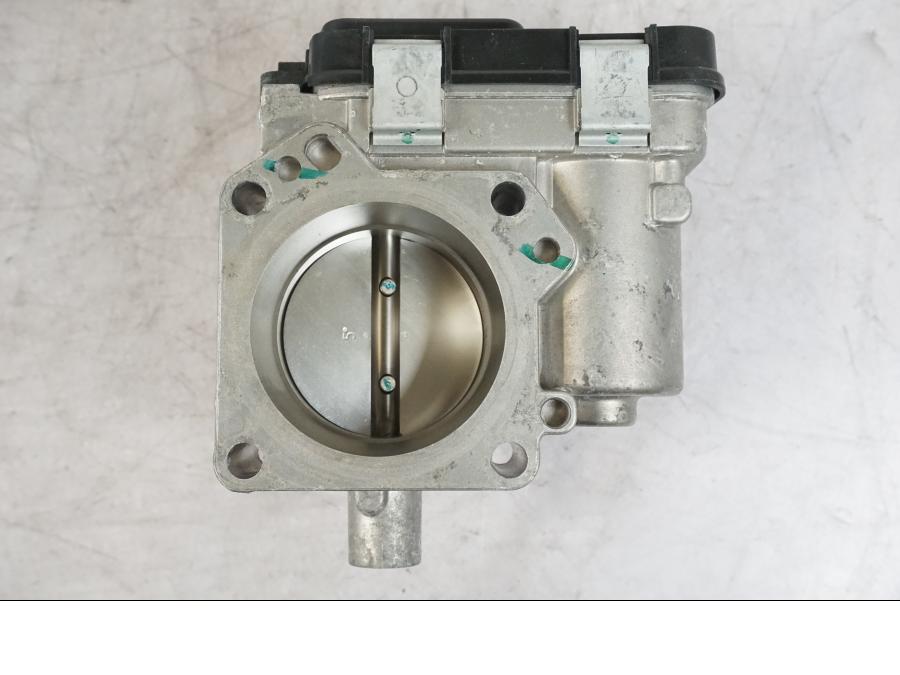 Snett nerifrån på Spjällhus från en BMW K 1600 GTL -2015 motorcykel.