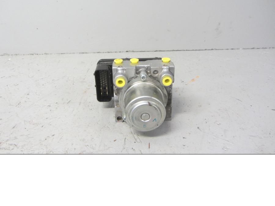 Framsidan på ABS Modulator från en Honda CB 1000 R -2010 motorcykel.