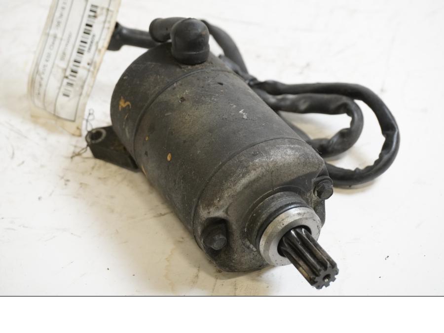 Framsidan på Startmotor från en Yamaha XVS 650 -1998 motorcykel.