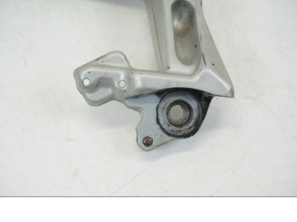 Extrabild5 på Fotpinnefäste inre från en Ducati Streetfighter V4 -2020 motorcykel.