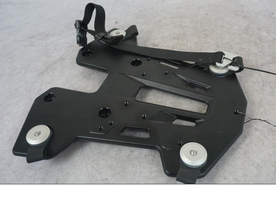 Baksidan på Pakethållarplatta från en KTM 1290 Super Adventure S -2022 motorcykel.