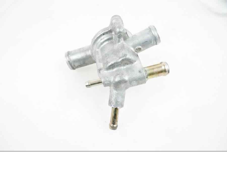 Baksidan på Vattentermostathus från en Honda VFR 800 -2005 motorcykel.