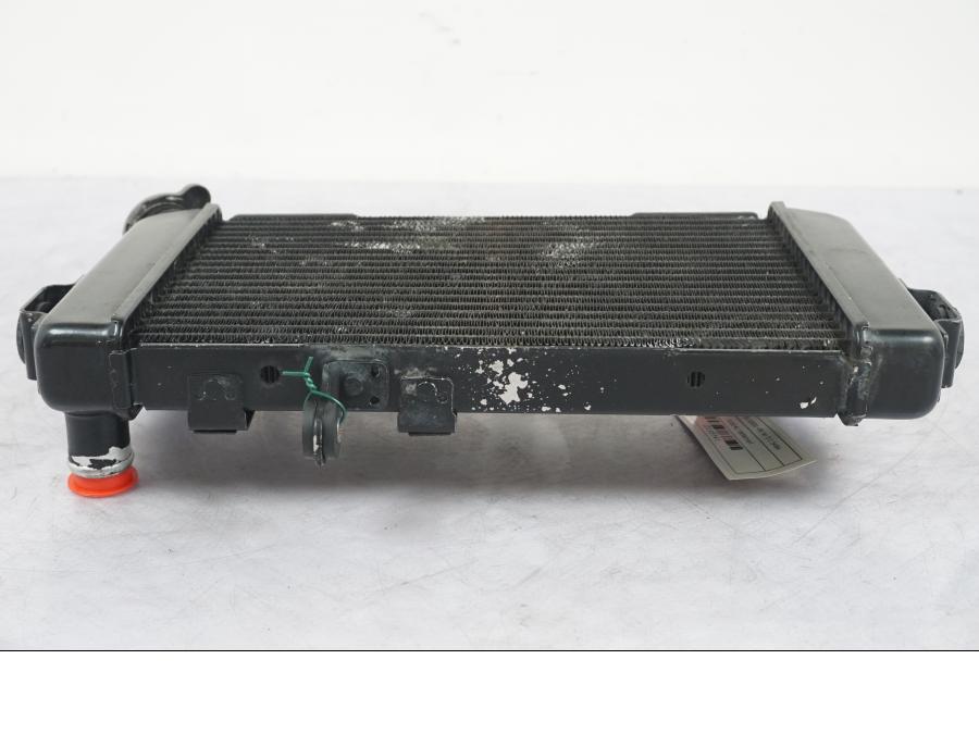 Vänster sida på Vattenkyl från en Suzuki SV 650 -1999 motorcykel.