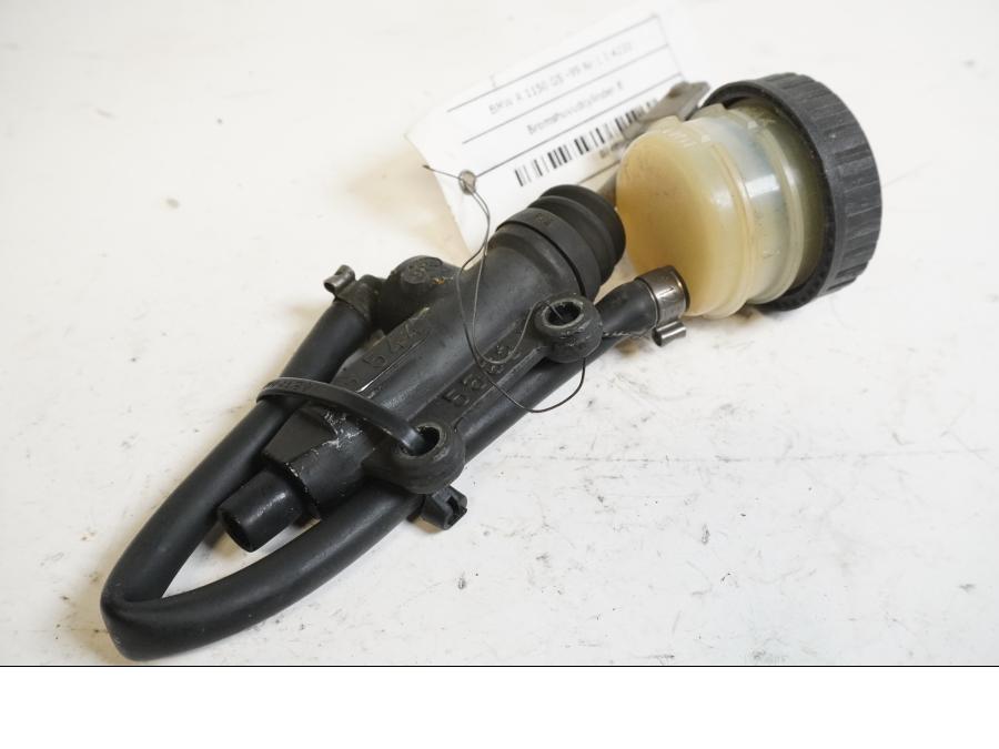 Baksidan på Bromshuvudcylinder från en BMW R 1150 GS -1999 motorcykel.