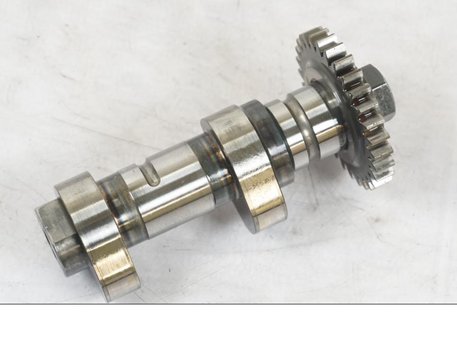 Snett uppifrån på Kamaxel från en BMW R 1200 GSA -2014 motorcykel.