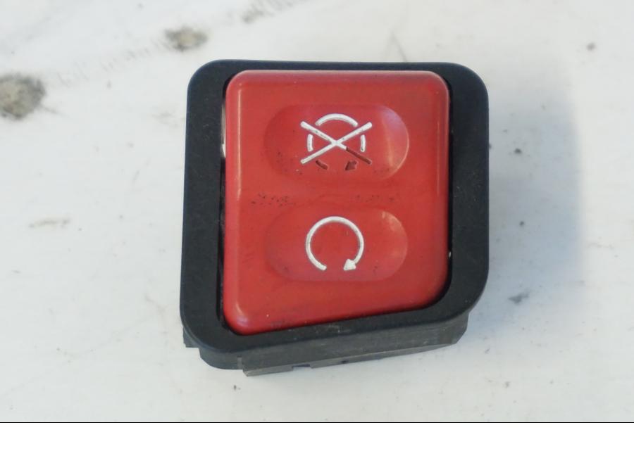 Framsidan på Tryckknappsreglage från en Honda SH 300 A -2011 scooter.