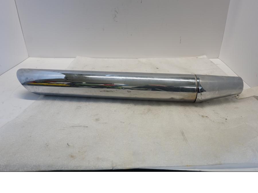 Framsidan på Ljuddämpare från en Suzuki VL 800 -2004 motorcykel.