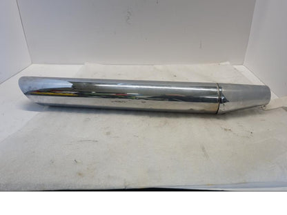 Framsidan på Ljuddämpare från en Suzuki VL 800 -2004 motorcykel.