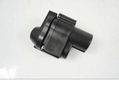 Baksidan på Avgasspjällmotor från en Yamaha MT-10 -2022 motorcykel.