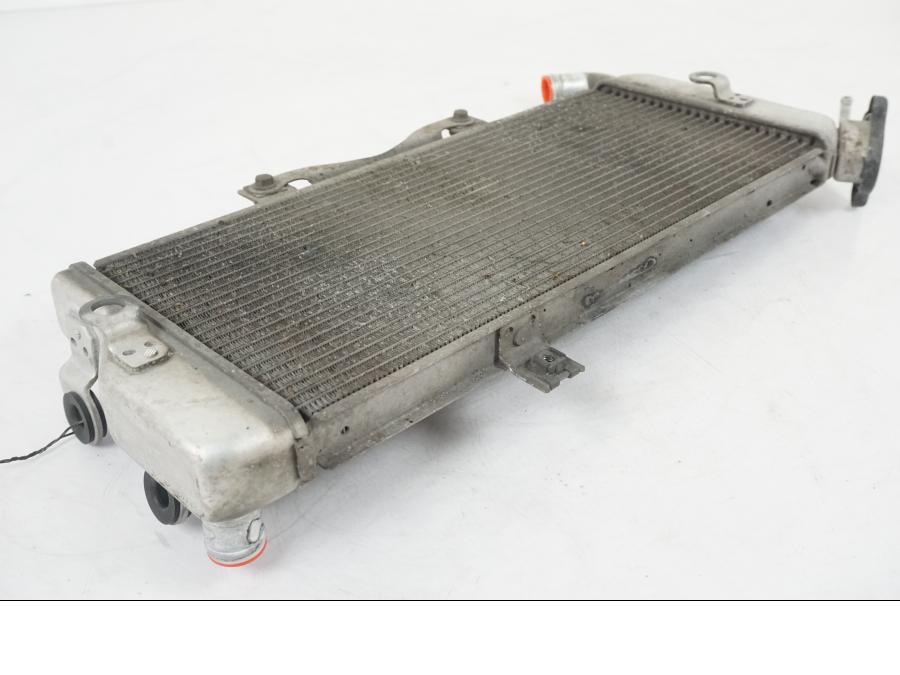 Snett nerifrån på Vattenkyl från en Kawasaki ER-6F -2010 motorcykel.