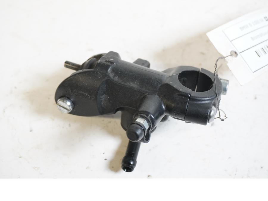 Framsidan på Bromshuvudcylinder från en BMW S 1000 RR -2011 motorcykel.