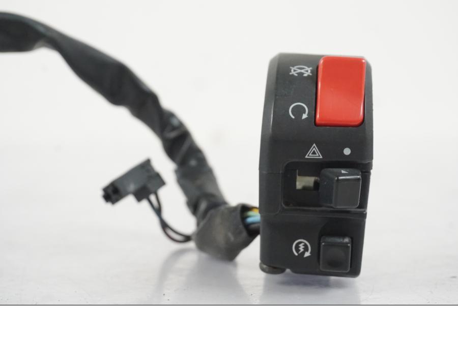 Baksidan på Styrelreglage från en Suzuki SV 650 S -2005 motorcykel.