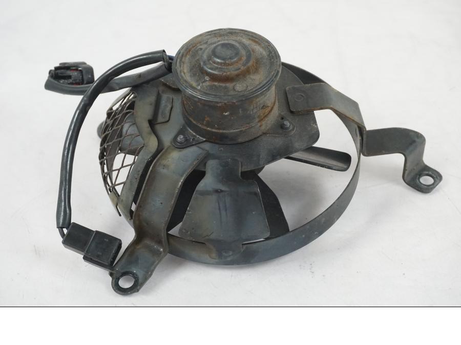 Snett nerifrån på Vattenkylfläkt från en Suzuki SV 650 S -2005 motorcykel.