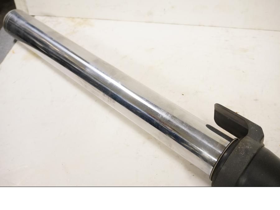 Höger sida på Gaffelben från en Aprilia ETV 1000 -2002 motorcykel.